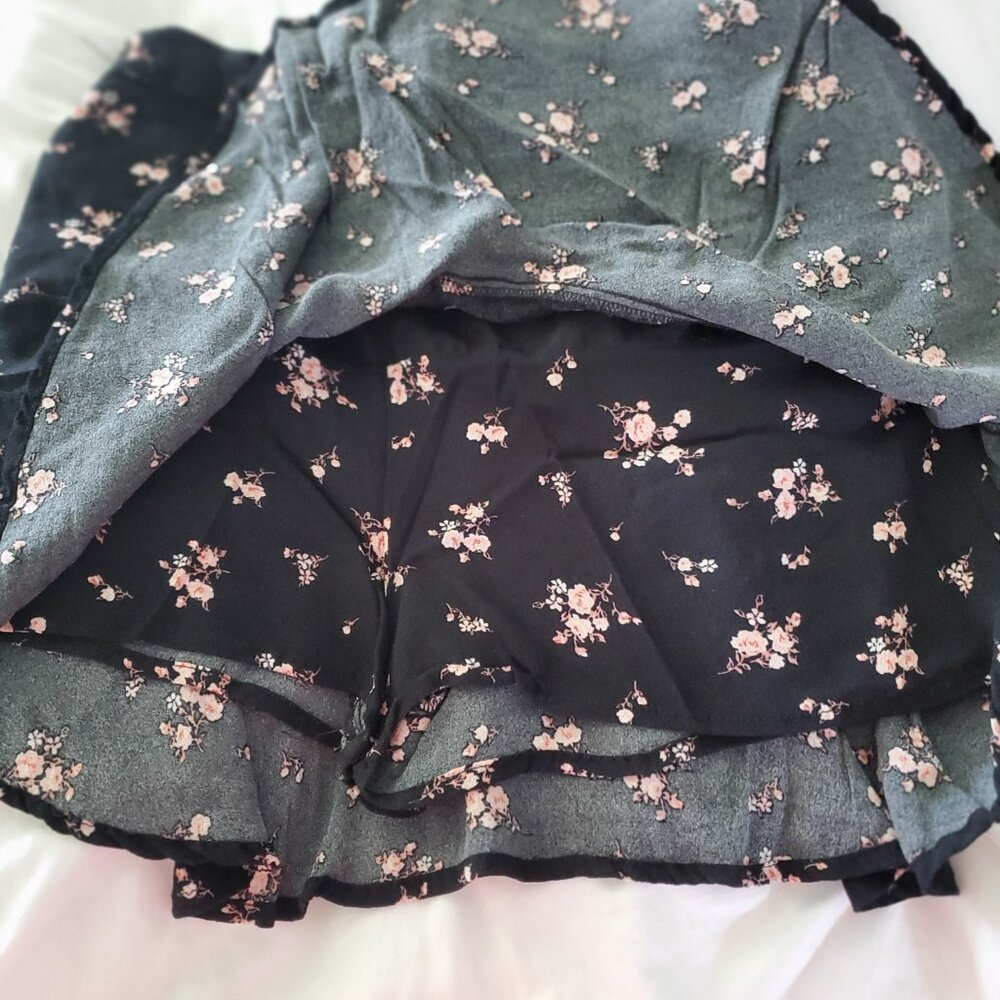 NWOT FLORAL RUFFLE SKORT - Picture 11 of 15